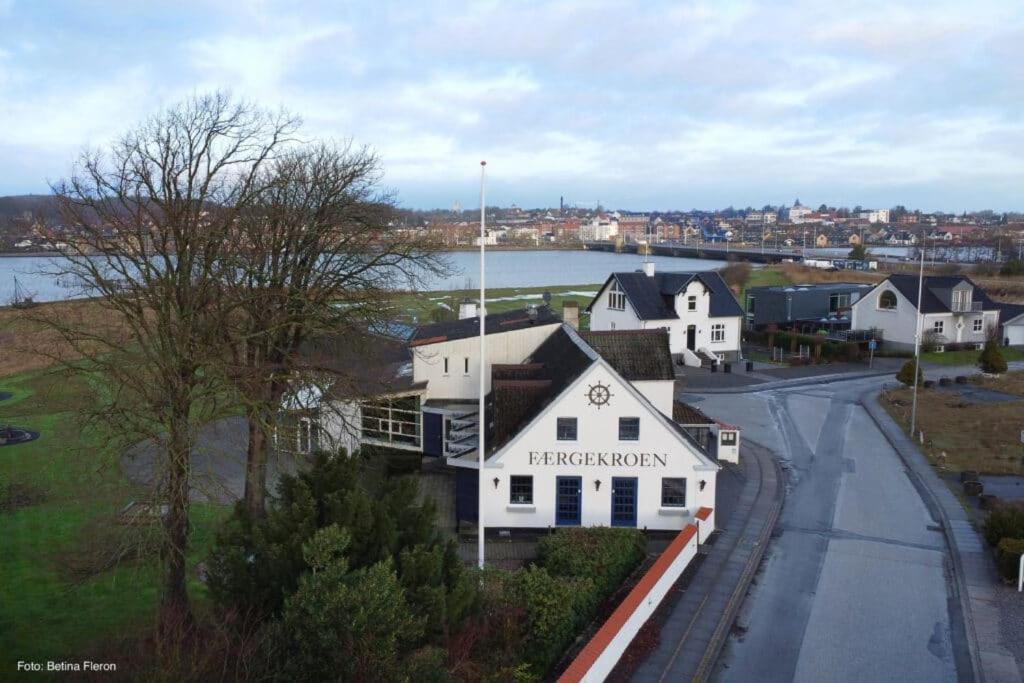 Faergekroen Hadsund Buitenkant foto